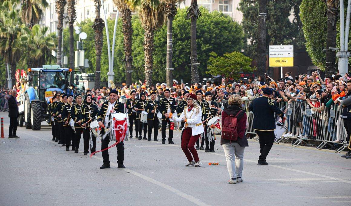 Adana’dan rengarenk görüntüler: Portakal Çiçeği Karnavalı'nda coşkulu kortej