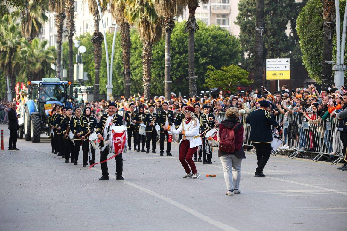 Adana’dan rengarenk görüntüler: Portakal Çiçeği Karnavalı'nda coşkulu kortej
