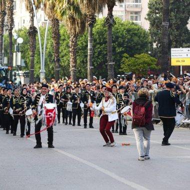 Adana’dan rengarenk görüntüler: Portakal Çiçeği Karnavalı'nda coşkulu kortej