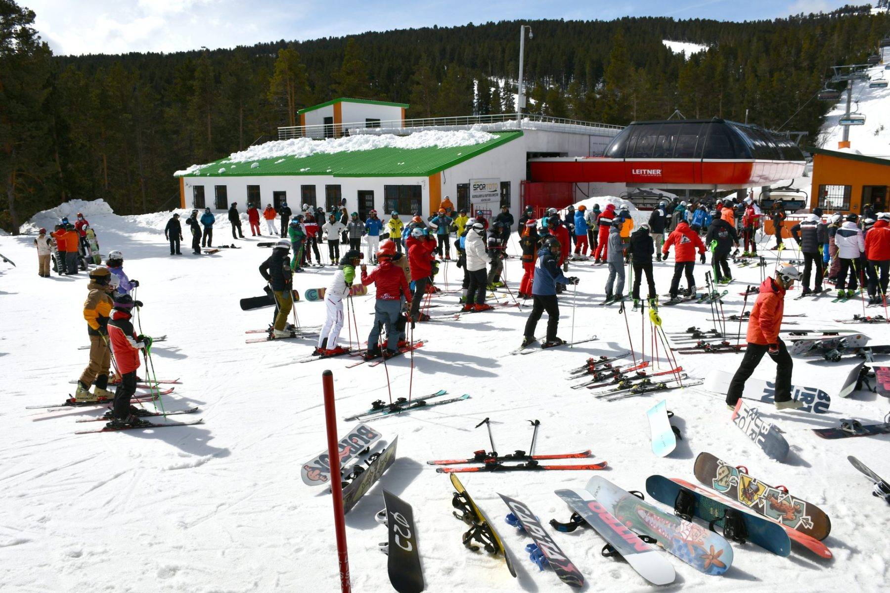 Sarıkamış'ta kayak mevsimi bitmiyor: 1 metreyi aşan karda kayak keyfi