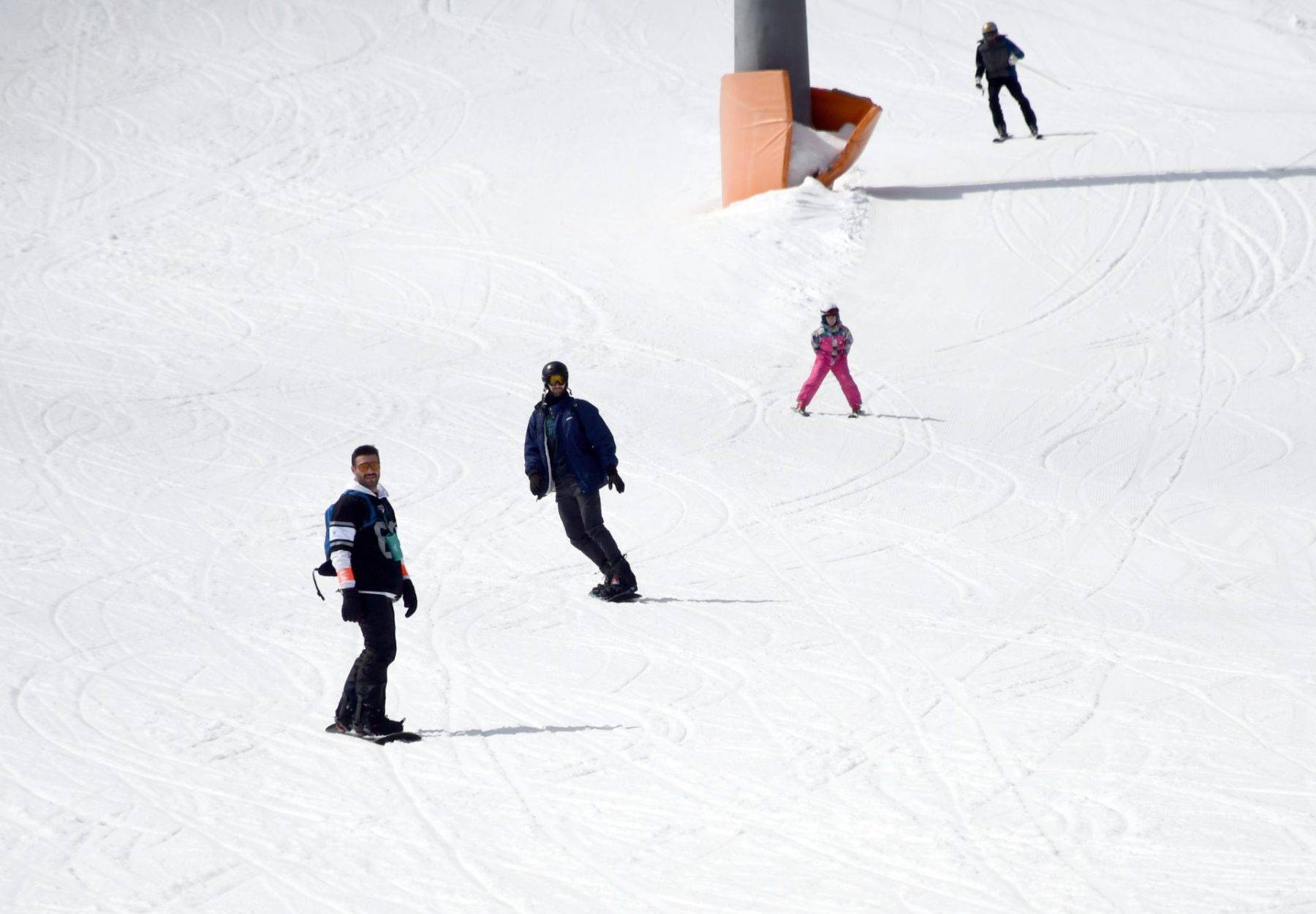 Sarıkamış'ta kayak mevsimi bitmiyor: 1 metreyi aşan karda kayak keyfi