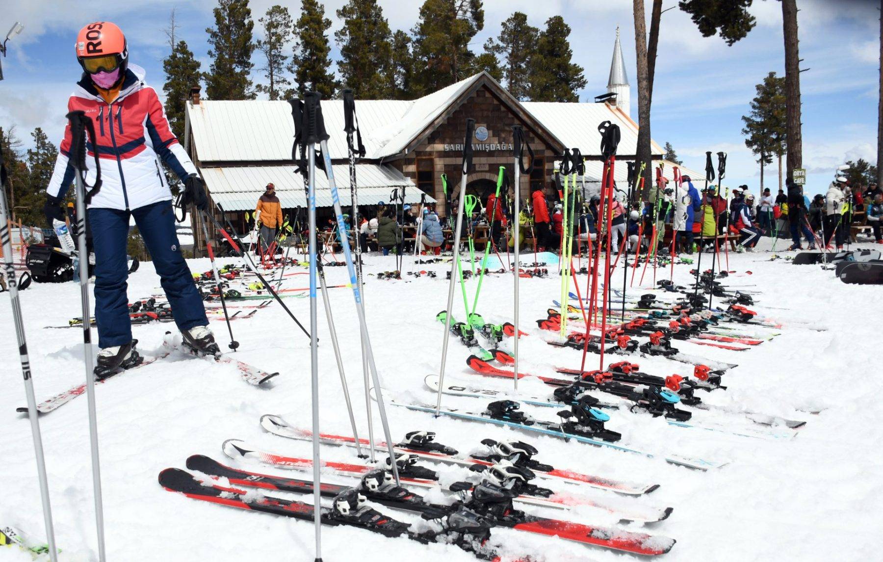 Sarıkamış'ta kayak mevsimi bitmiyor: 1 metreyi aşan karda kayak keyfi