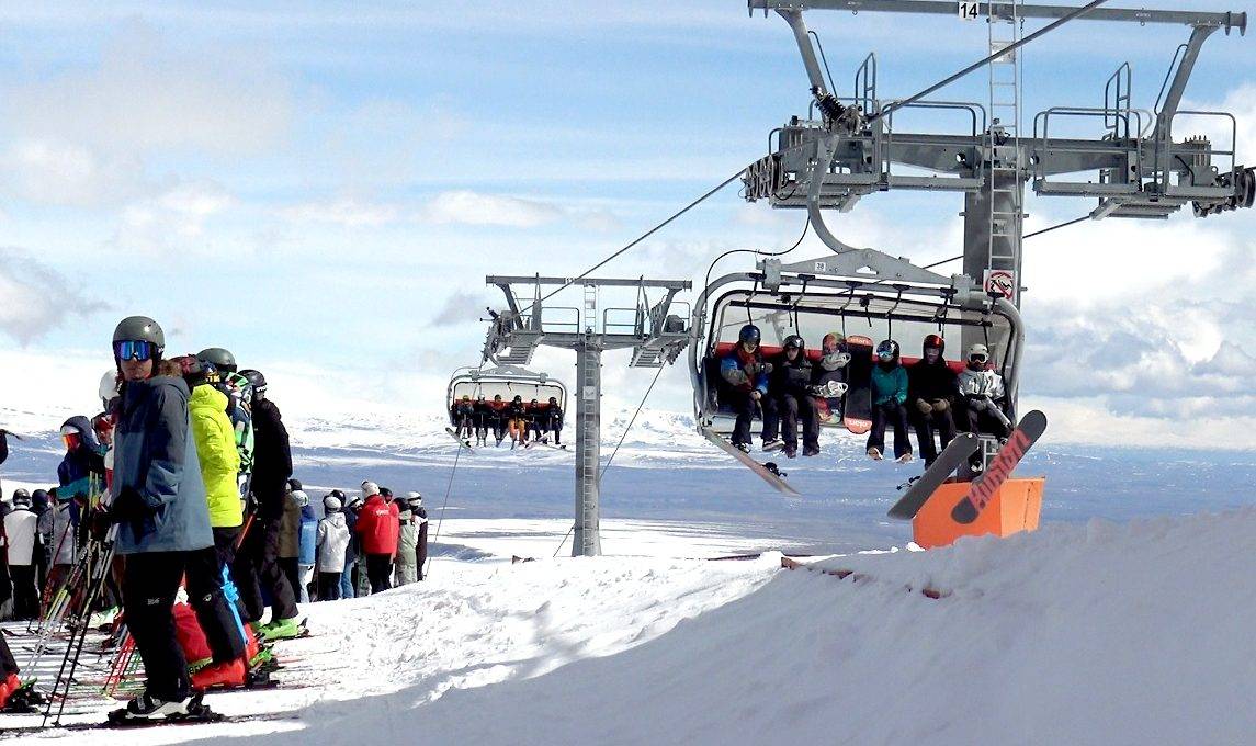 Sarıkamış'ta kayak mevsimi bitmiyor: 1 metreyi aşan karda kayak keyfi