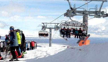 Sarıkamış'ta kayak mevsimi bitmiyor: 1 metreyi aşan karda kayak keyfi