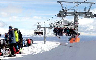 Sarıkamış'ta kayak mevsimi bitmiyor: 1 metreyi aşan karda kayak keyfi