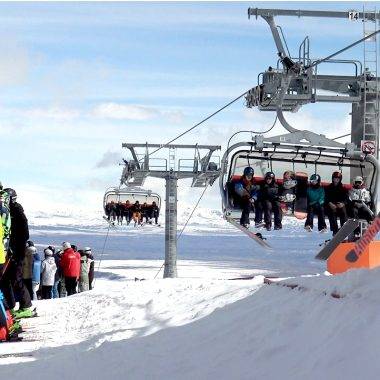 Sarıkamış'ta kayak mevsimi bitmiyor: 1 metreyi aşan karda kayak keyfi