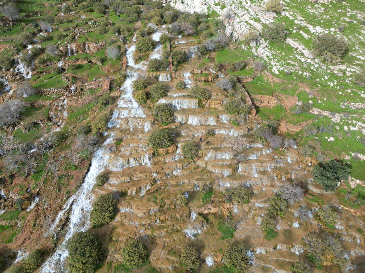 Dağlar arasında saklı cennet: Emrud travertenleri