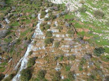 Dağlar arasında saklı cennet: Emrud travertenleri