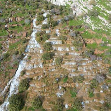 Dağlar arasında saklı cennet: Emrud travertenleri