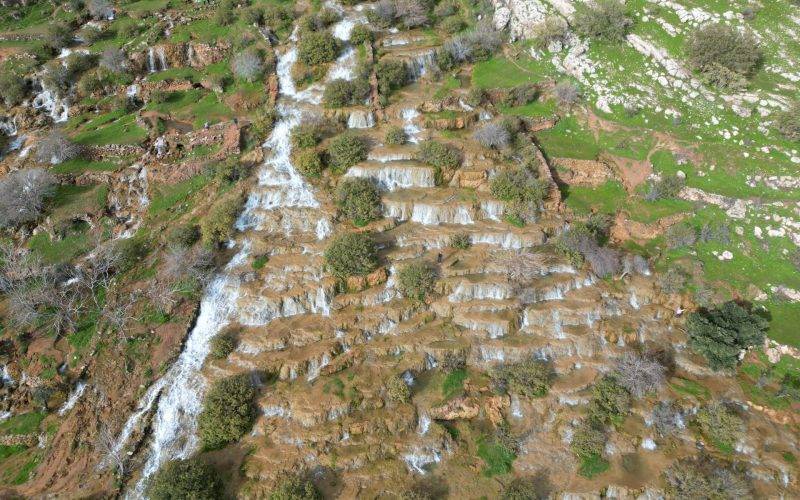 Dağlar arasında saklı cennet: Emrud travertenleri