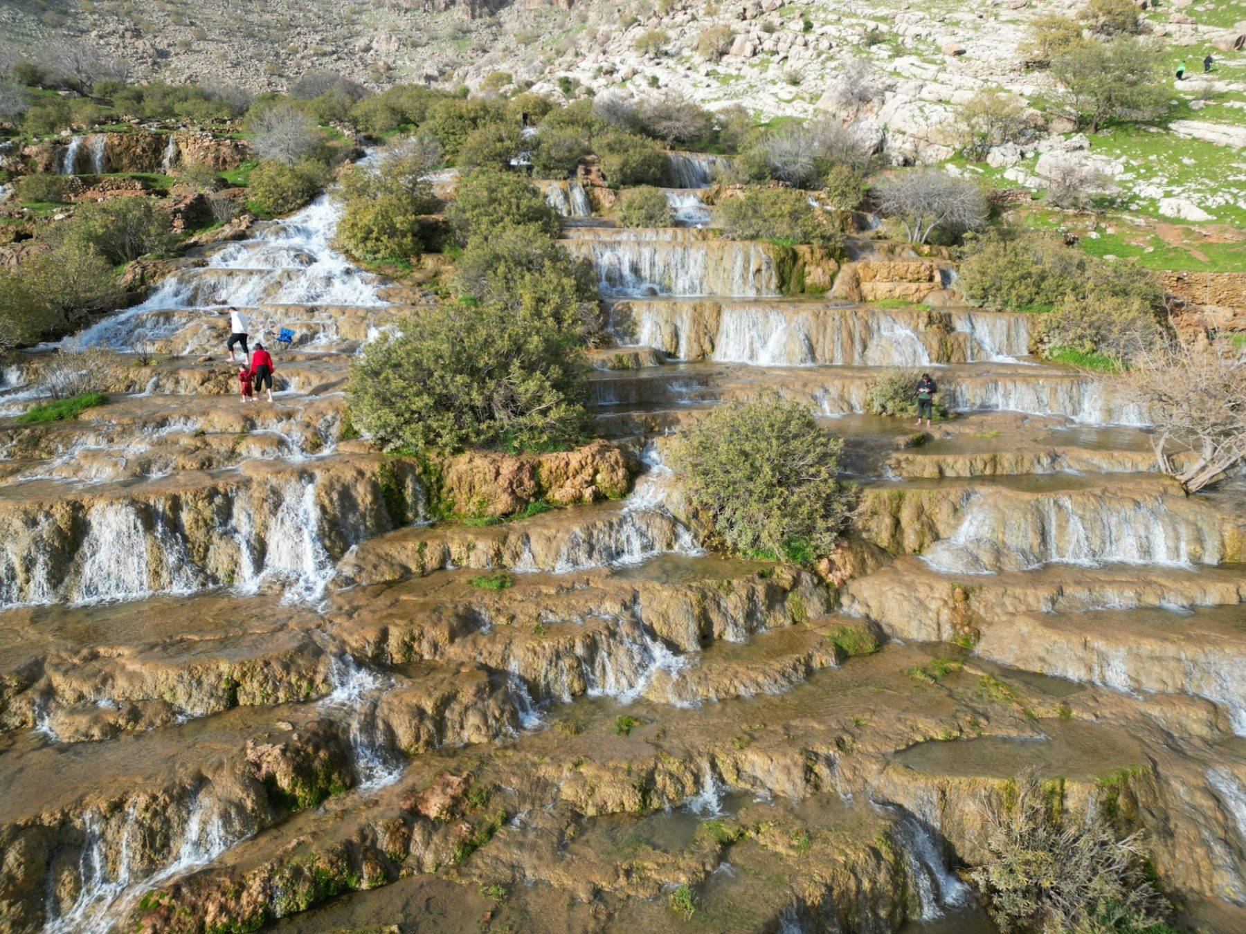 Dağlar arasında saklı cennet: Emrud travertenleri