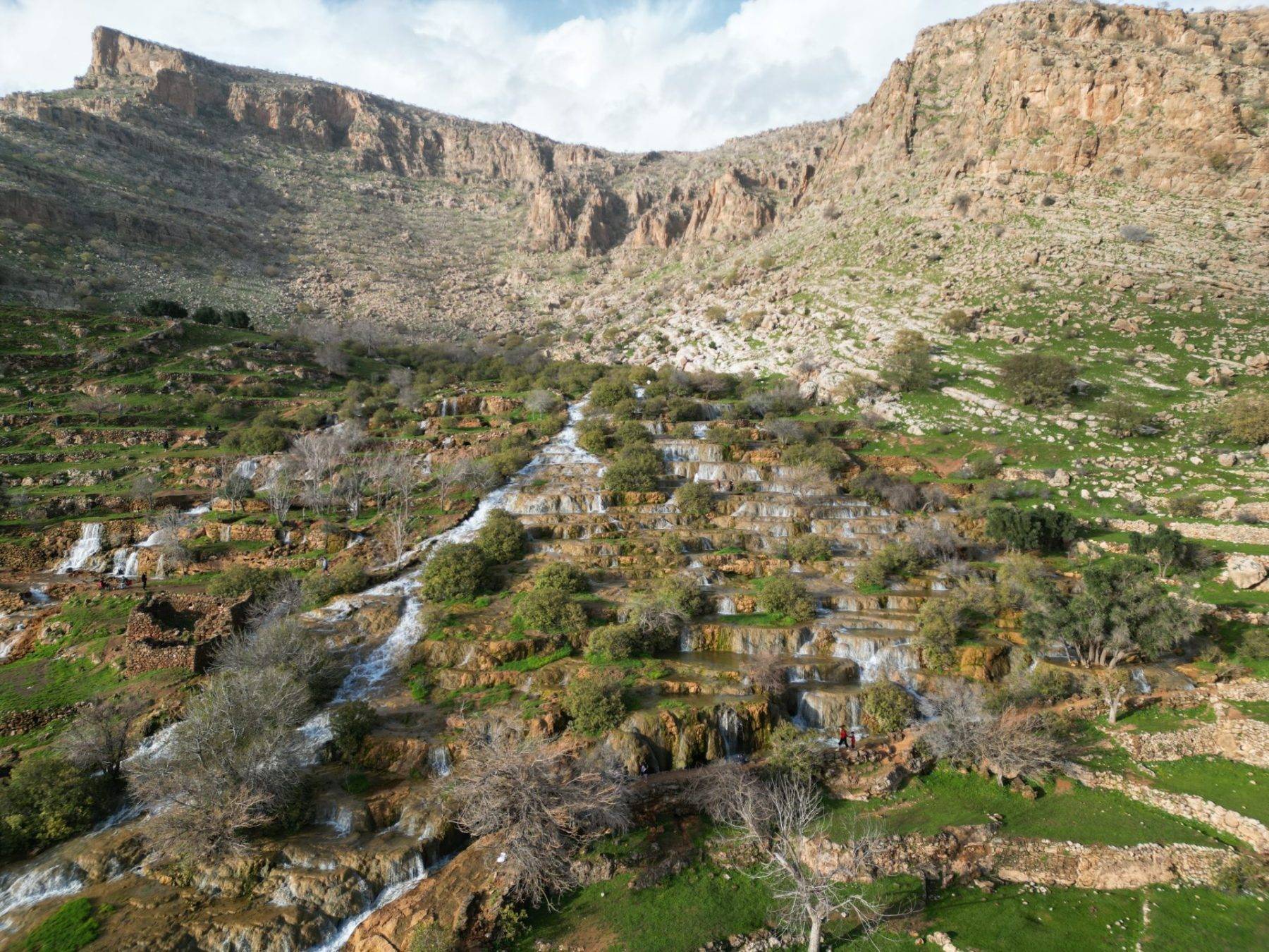 Dağlar arasında saklı cennet: Emrud travertenleri