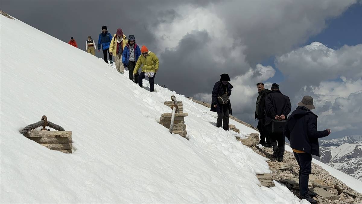 Dev heykeller karlar altında: Nemrut Dağı Ören Yeri, sezonun ilk ziyaretçilerini ağırladı