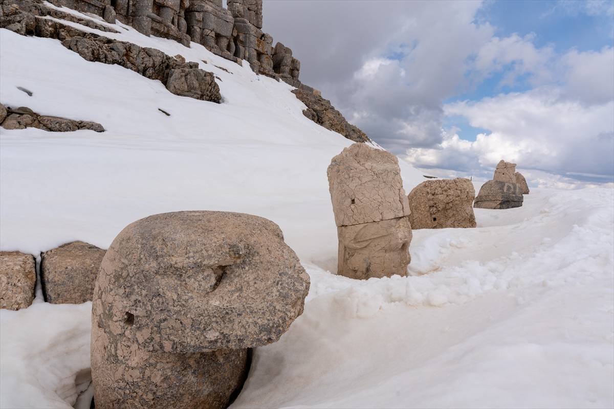 Dev heykeller karlar altında: Nemrut Dağı Ören Yeri, sezonun ilk ziyaretçilerini ağırladı
