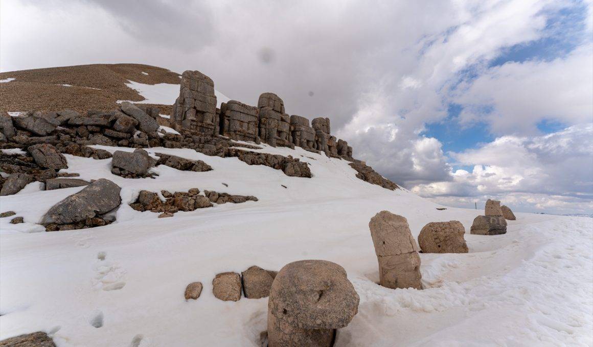 Dev heykeller karlar altında: Nemrut Dağı Ören Yeri, sezonun ilk ziyaretçilerini ağırladı