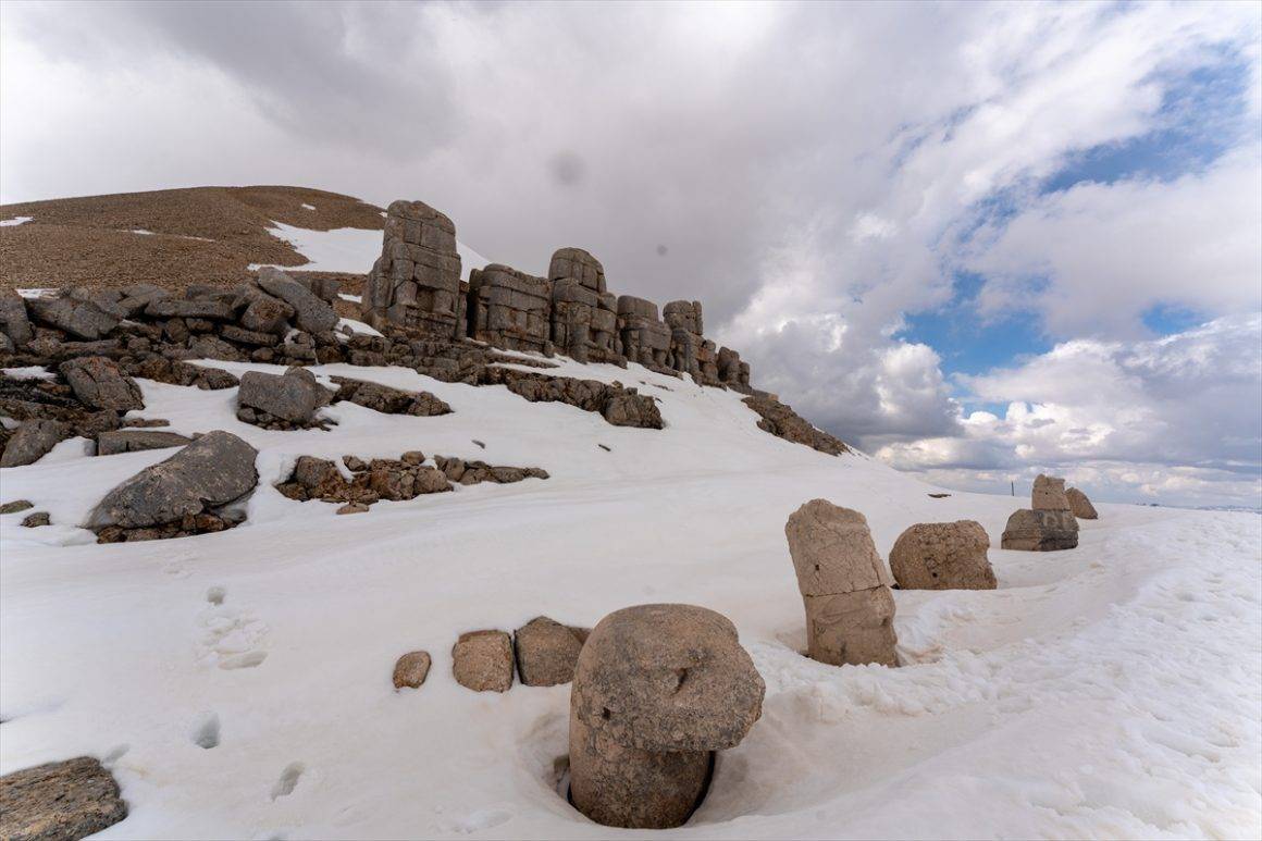 Dev heykeller karlar altında: Nemrut Dağı Ören Yeri, sezonun ilk ziyaretçilerini ağırladı