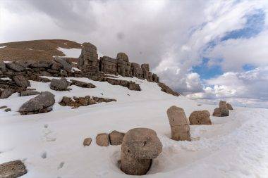 Dev heykeller karlar altında: Nemrut Dağı Ören Yeri, sezonun ilk ziyaretçilerini ağırladı
