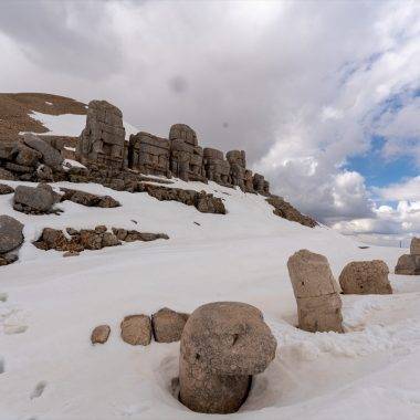 Dev heykeller karlar altında: Nemrut Dağı Ören Yeri, sezonun ilk ziyaretçilerini ağırladı