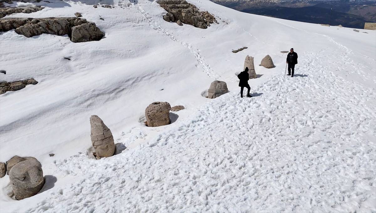 Dev heykeller karlar altında: Nemrut Dağı Ören Yeri, sezonun ilk ziyaretçilerini ağırladı