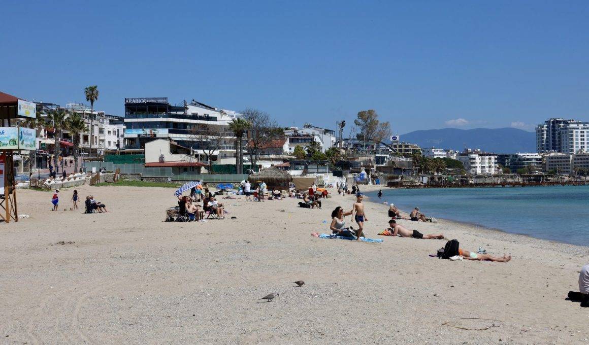 Didim'de yazdan kalma bir gün: Güneş yüzünü gören soluğu plajda aldı