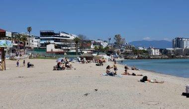 Didim'de yazdan kalma bir gün: Güneş yüzünü gören soluğu plajda aldı