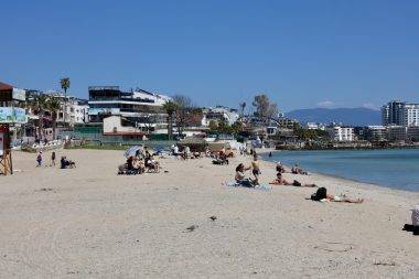 Didim'de yazdan kalma bir gün: Güneş yüzünü gören soluğu plajda aldı