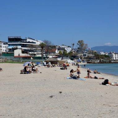 Didim'de yazdan kalma bir gün: Güneş yüzünü gören soluğu plajda aldı