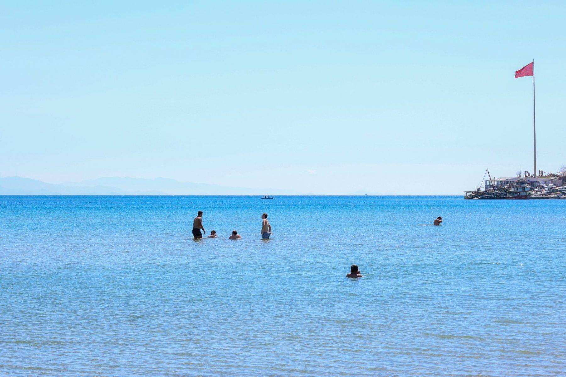 Didim'de yazdan kalma bir gün: Güneş yüzünü gören soluğu plajda aldı