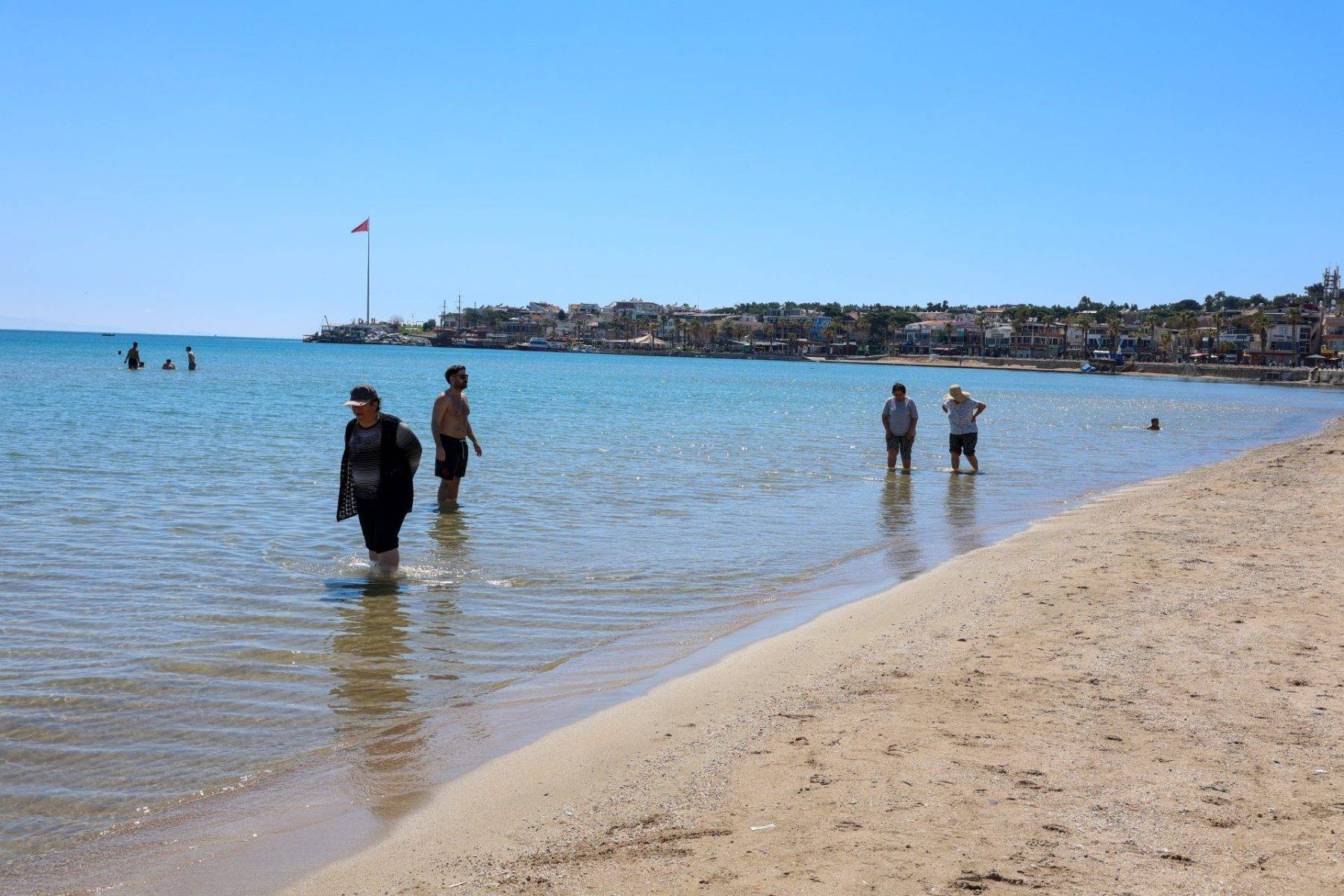 Didim'de yazdan kalma bir gün: Güneş yüzünü gören soluğu plajda aldı