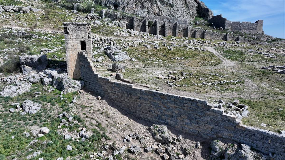 Büyük İskender geçememişti: Sillyon Antik Kenti surları ayağa kalktı