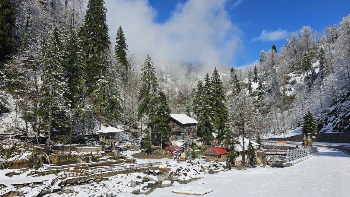 Doğu Karadeniz'in turizm merkezi Ayder Yaylası, nisan ayında beyaz örtü altında