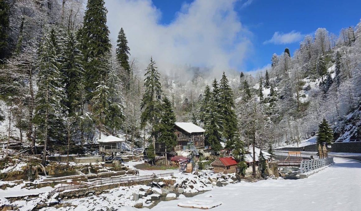 Doğu Karadeniz'in turizm merkezi Ayder Yaylası, nisan ayında beyaz örtü altında