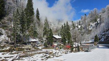 Doğu Karadeniz'in turizm merkezi Ayder Yaylası, nisan ayında beyaz örtü altında