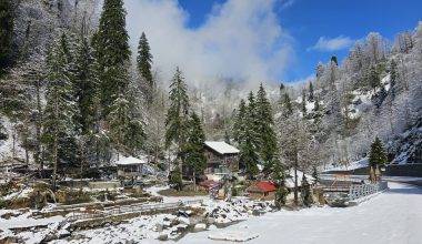 Doğu Karadeniz'in turizm merkezi Ayder Yaylası, nisan ayında beyaz örtü altında
