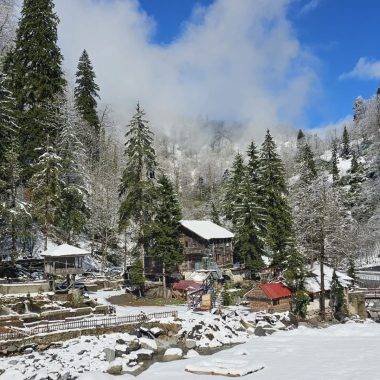 Doğu Karadeniz'in turizm merkezi Ayder Yaylası, nisan ayında beyaz örtü altında