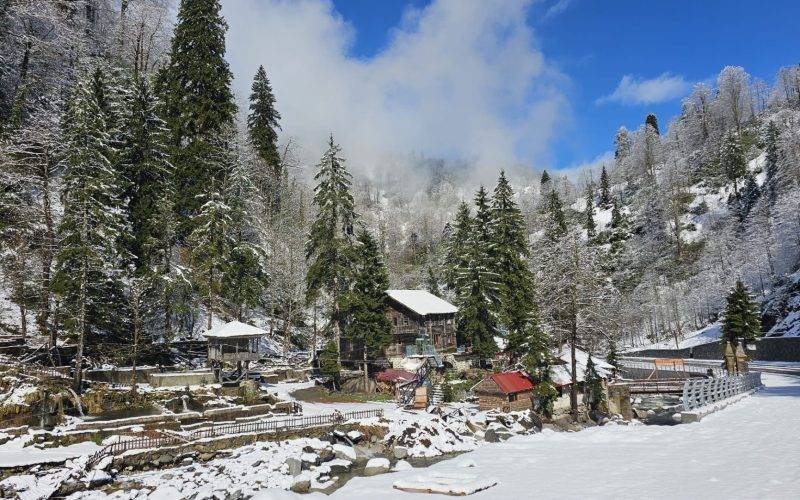 Doğu Karadeniz'in turizm merkezi Ayder Yaylası, nisan ayında beyaz örtü altında