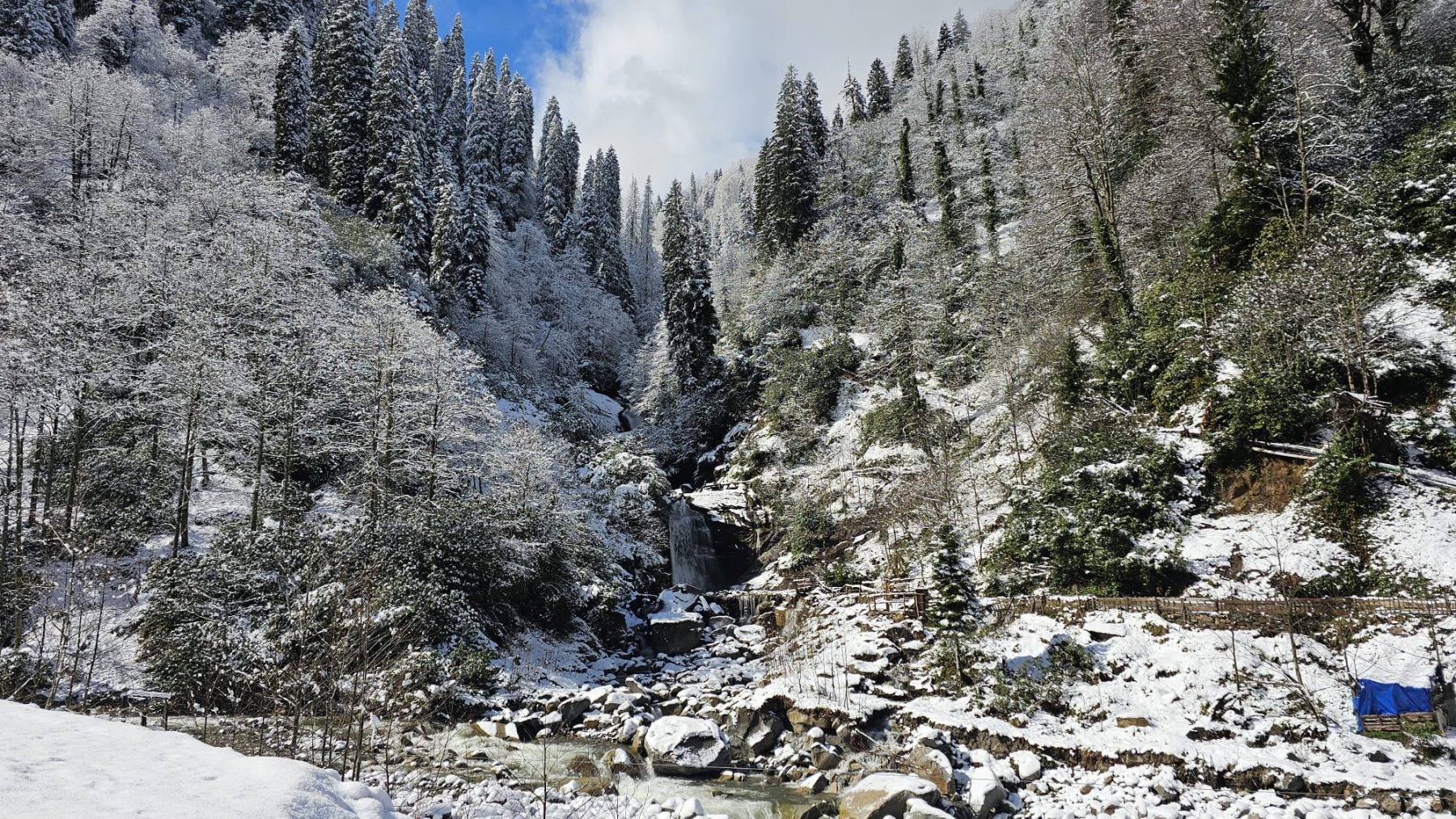 Doğu Karadeniz'in turizm merkezi Ayder Yaylası, nisan ayında beyaz örtü altında