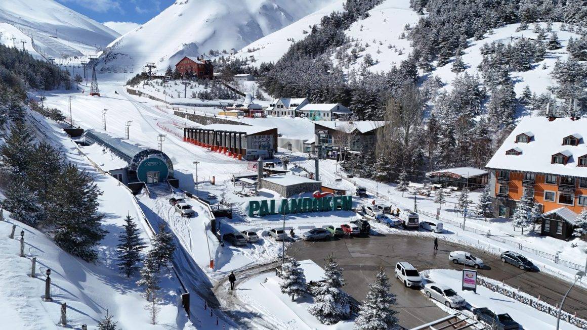 Nisan ayında kar 2 metreyi aştı! Palandöken Kayak Merkezi'nde sezon devam ediyor