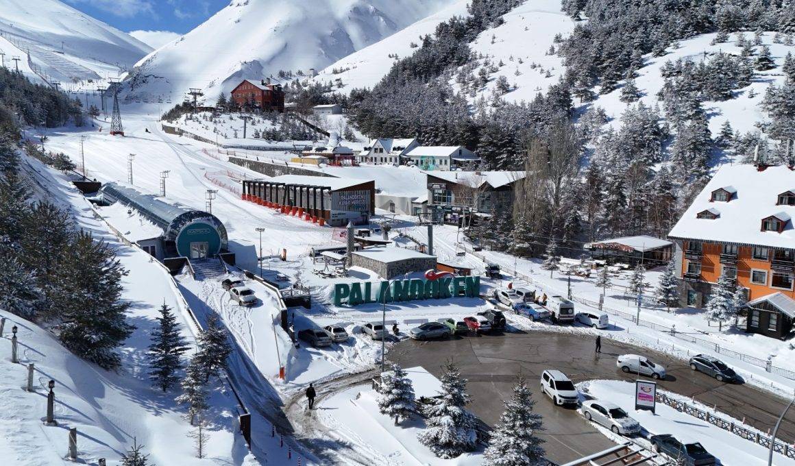 Nisan ayında kar 2 metreyi aştı! Palandöken Kayak Merkezi'nde sezon devam ediyor