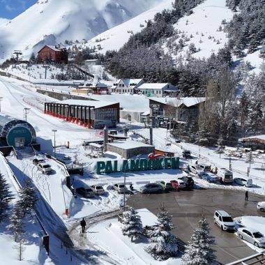 Nisan ayında kar 2 metreyi aştı! Palandöken Kayak Merkezi'nde sezon devam ediyor