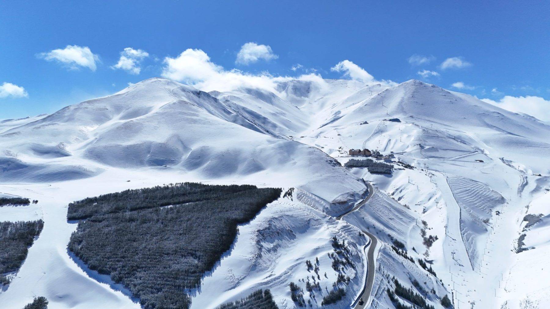 Nisan ayında kar 2 metreyi aştı! Palandöken Kayak Merkezi'nde sezon devam ediyor