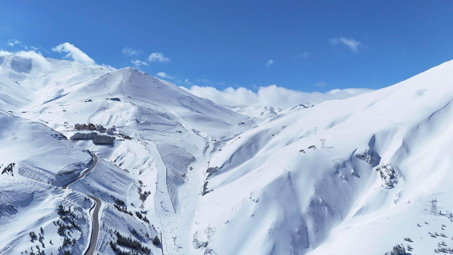 Nisan ayında kar 2 metreyi aştı! Palandöken Kayak Merkezi'nde sezon devam ediyor