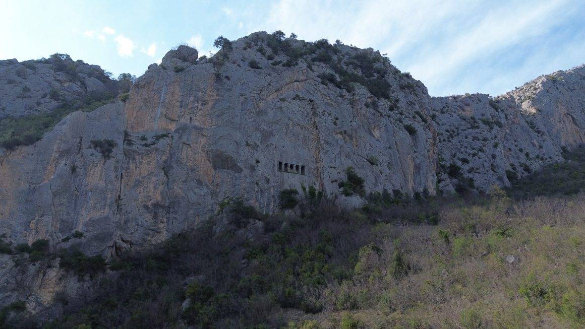 Kayaların içindeki mezarlar: Asarkale ve Kral Kaya Mezarları tarihe şahitlik ediyor