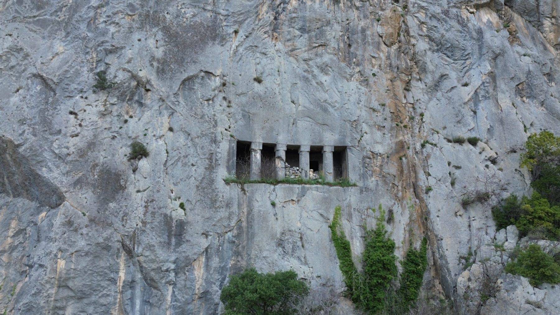 Kayaların içindeki mezarlar: Asarkale ve Kral Kaya Mezarları tarihe şahitlik ediyor