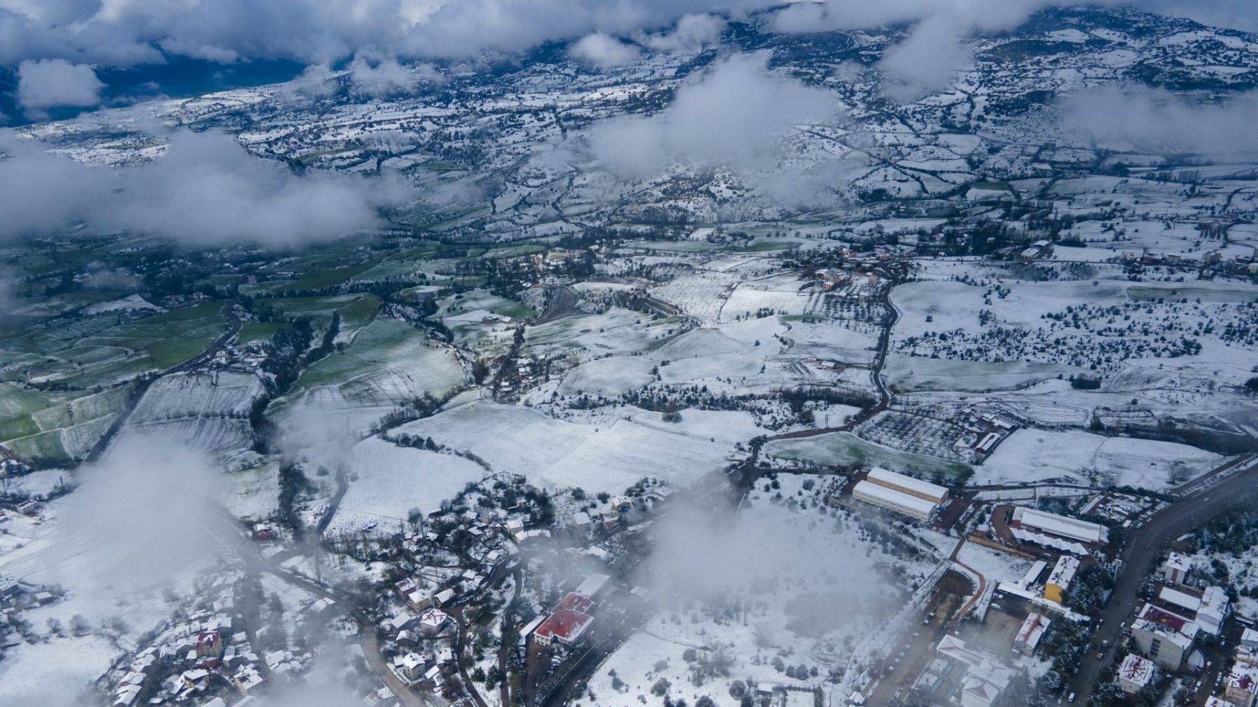 Giresun'dan masalsı görüntüler: Şebinkarahisar Kalesi beyaz örtü altında