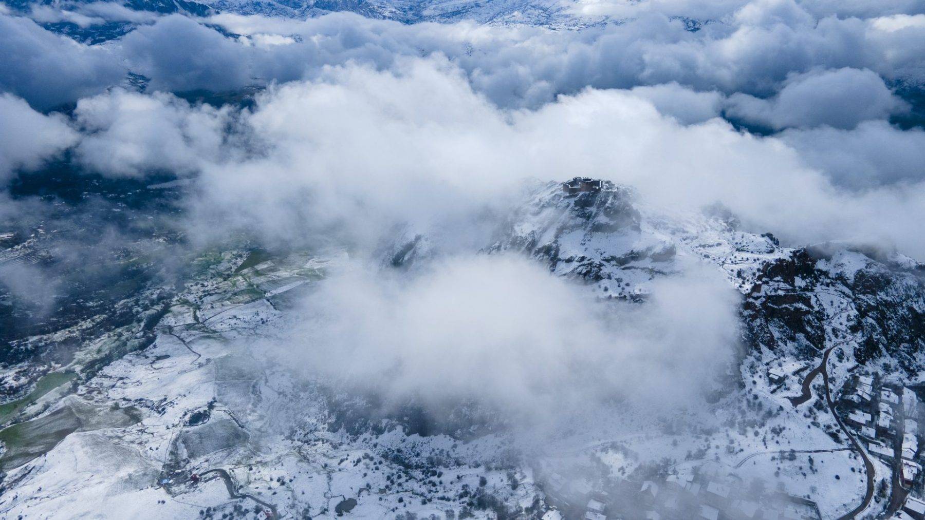 Giresun'dan masalsı görüntüler: Şebinkarahisar Kalesi beyaz örtü altında