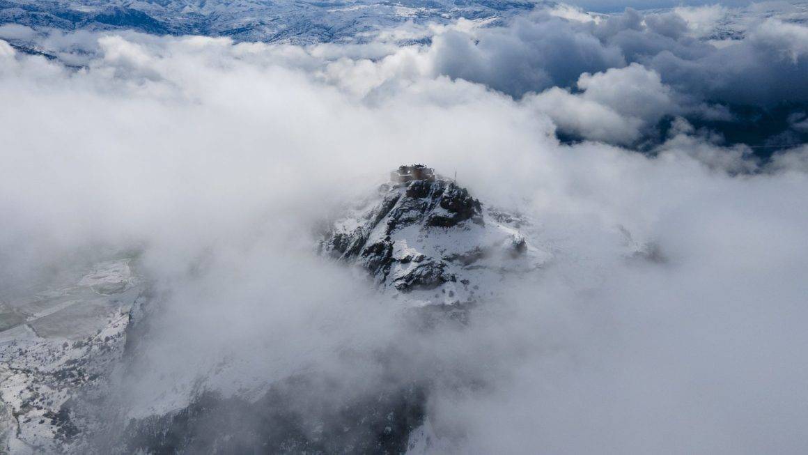 Giresun'dan masalsı görüntüler: Şebinkarahisar Kalesi beyaz örtü altında