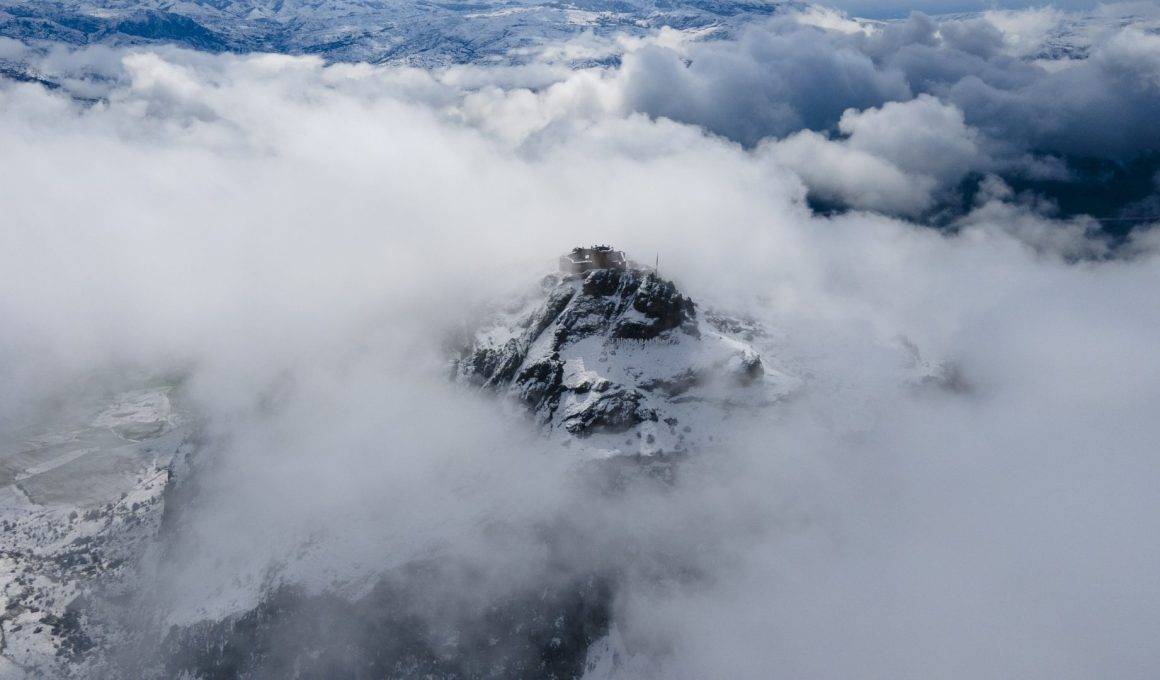 Giresun'dan masalsı görüntüler: Şebinkarahisar Kalesi beyaz örtü altında