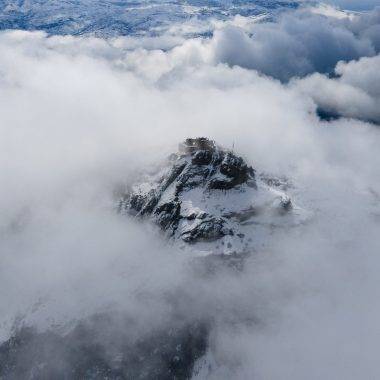 Giresun'dan masalsı görüntüler: Şebinkarahisar Kalesi beyaz örtü altında