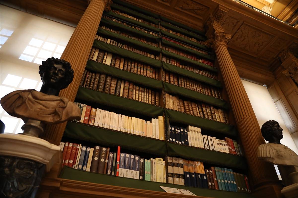 600 bin eseriyle asırlardır açık: Fransa Mazarine Kütüphanesi